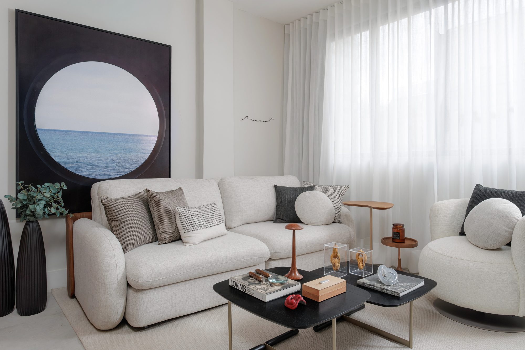 Hall com espelho redondo — projeto residencial
