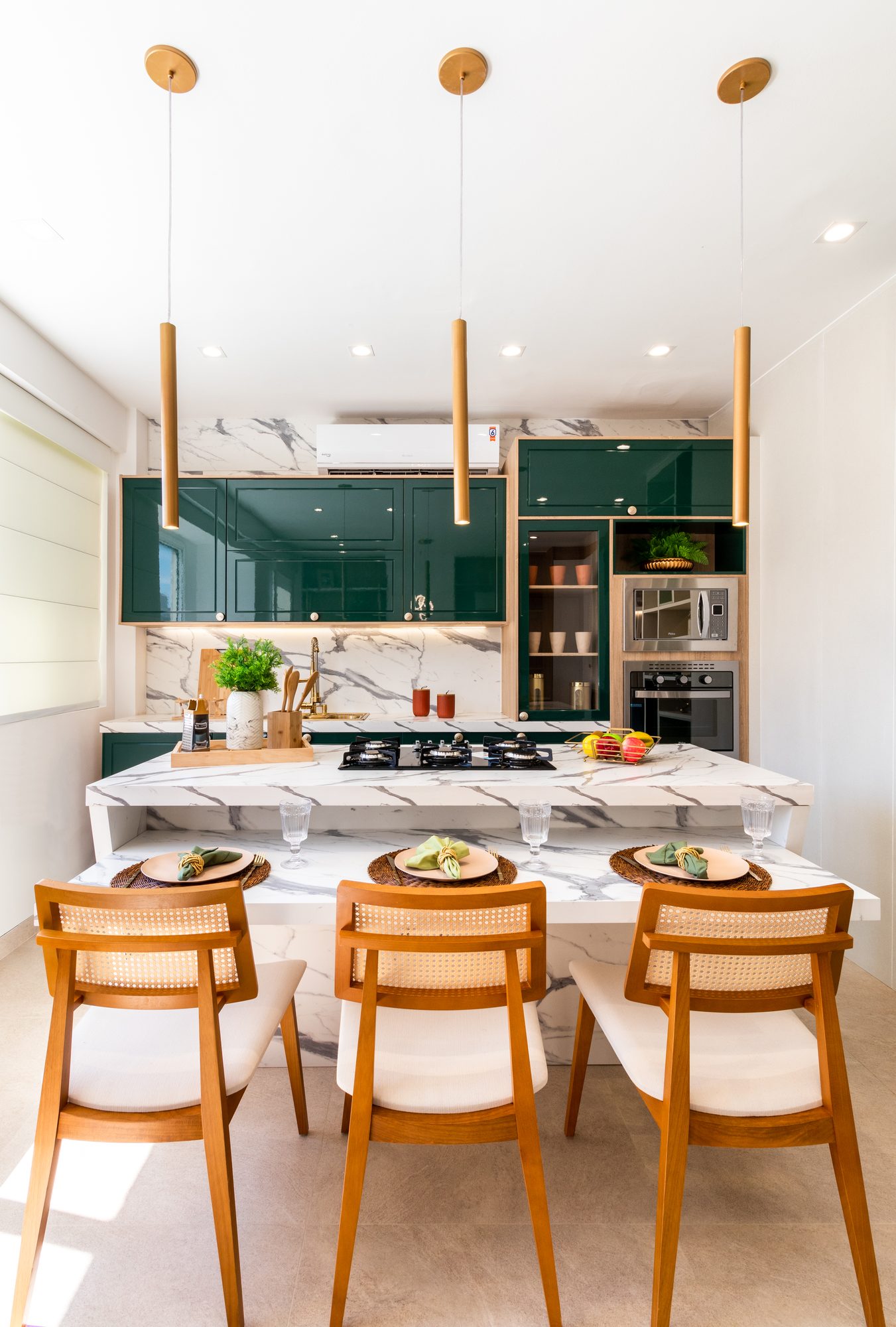 Cozinha integrada verde sage com mesa de jantar