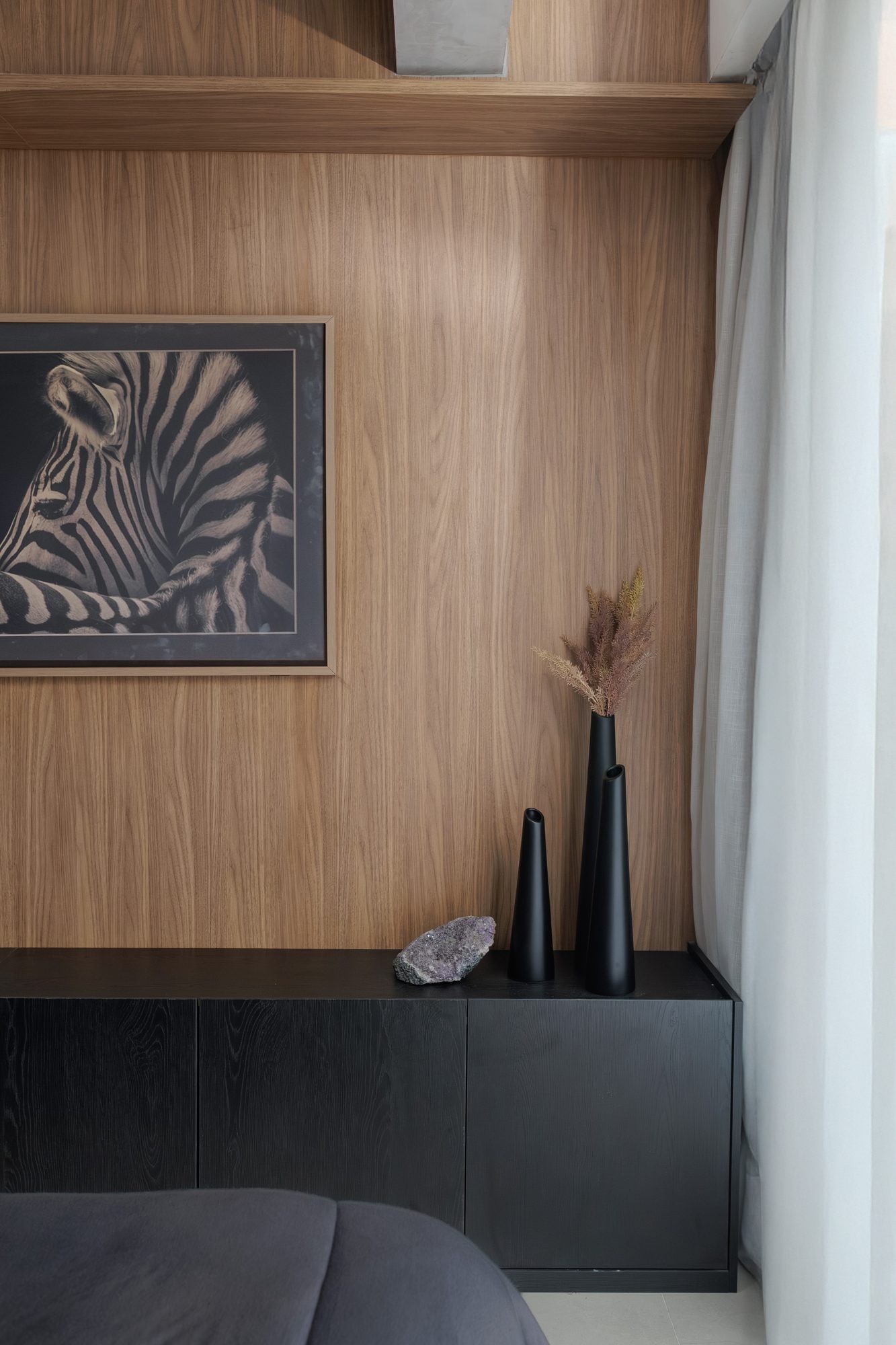 Detalhe arquitetônico com painel de madeira e quadro