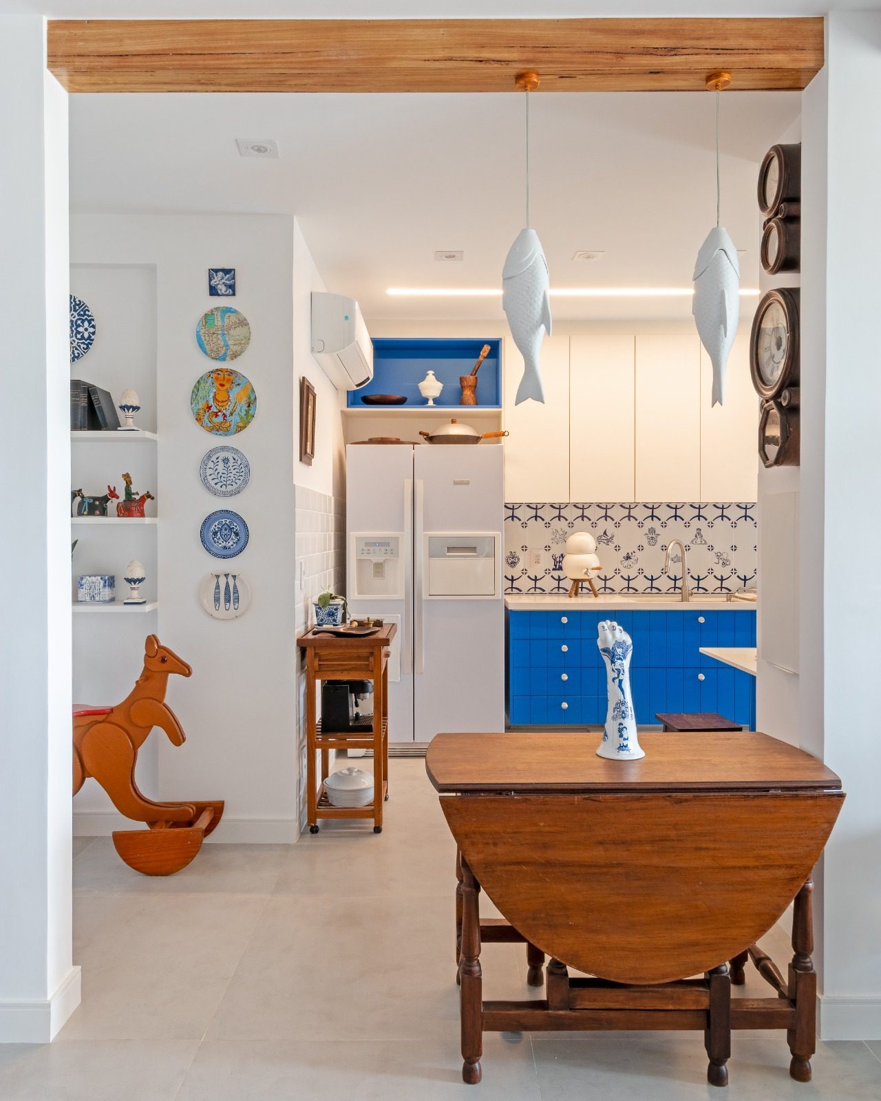 Cozinha clássica em azul com azulejos portugueses